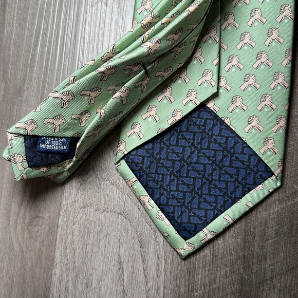 Vineyard Vines Custom Collection Locked Hands Austin Golf Club Silk Tie (w/ Box)